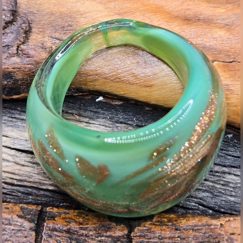 Art Glass Ring Seafoam Green Gold Glitter Swirls Sz 7 Width 7/8" EUC - Picture 2 of 6